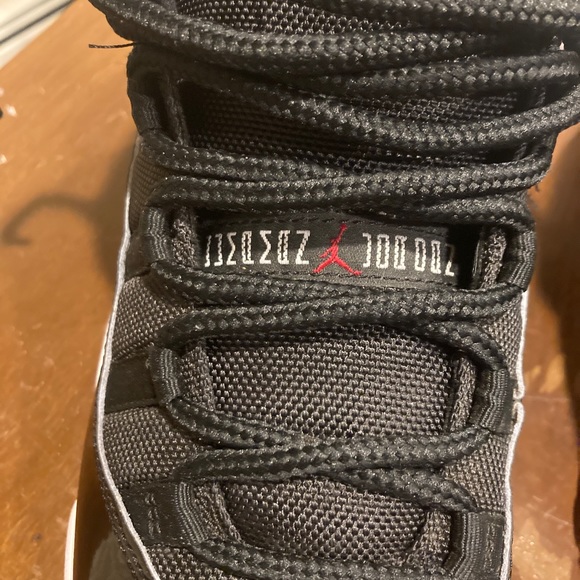Air Jordan 11 Breds main image 3